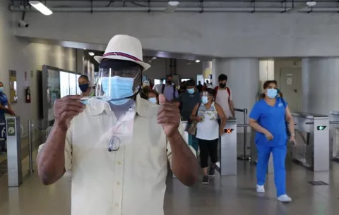 MiBus y el Metro de Panamá pondrán mano dura a quienes no usen la pantalla facial