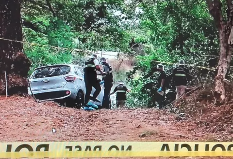 Encuentran automóvil flotando en el río La Villa