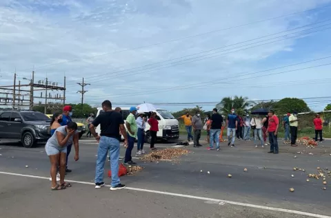 Cebolleros cierran los cuatro paños de la vía Interamericana a la altura de Natá