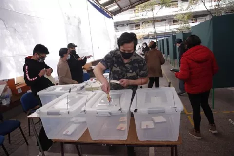 Abren los colegios electorales en históricos comicios constituyentes en Chile
