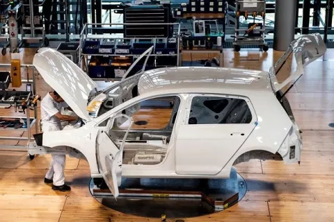 Escasez de chips costará al sector de auto $110 mil millones