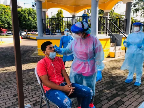 Personal de salud aplica pruebas de hisopado para salir de Chiriquí
