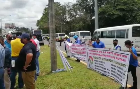 Transportistas de Chiriquí levantan el paro al acordar la instalación de una mesa de diálogo