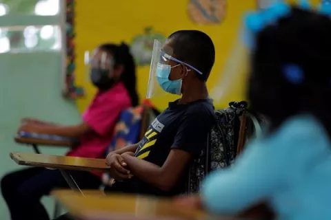 Pocas escuelas reabren en Panamá tras más de un año cerradas por la pandemia