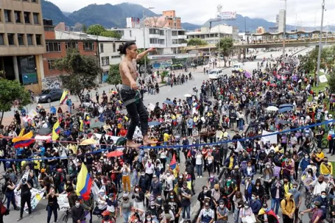 Miles de colombianos toman las calles en la tercera jornada de paro nacional
