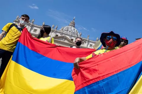 El papa Francisco expresa su preocupación por los enfrentamientos violentos en Colombia