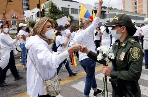 Miles de personas marchan contra el paro en Colombia en clima de tensión