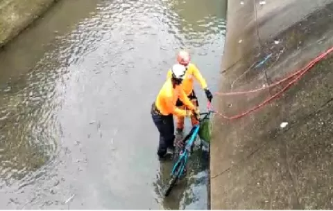 Vecinos encuentran el cuerpo de un ciclista en una quebrada en Colón