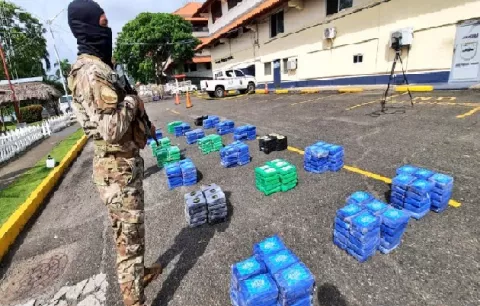 Detienen a cuatro colombianos con 525 paquetes de droga en Isla Grande, Colón