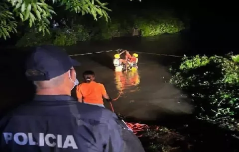 Rescatan a diez mujeres que quedaron atrapadas por la crecida del río Piedra en Colón