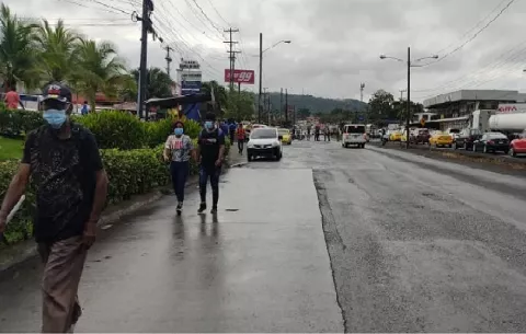 Taxistas cierran Colón y realizan caravana en Panamá Oeste para exigir la medida de par y non