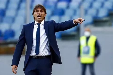 Inter de Milán anunció la sorpresiva salida de su técnico Antonio Conte