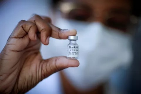 Fundadores de BioNTech esperan que la pandemia de la covid-19 dure hasta mediados de 2022