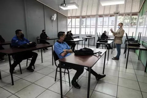 La Defensoría pide suspender clases ante el aumento de casos de covid en Costa Rica