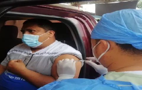 Inicia la aplicación de la vacuna de AstraZeneca contra la covid-19 en el auto express de la Feria de David