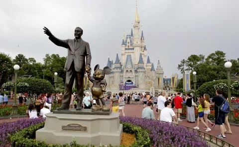 Disney gana $918 millones en su primer semestre fiscal