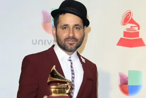 El exintegrante de Calle 13 Eduardo Cabra lanza su primer EP en solitario