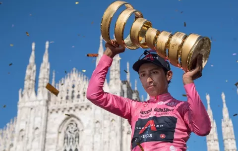 Egan Bernal se defiende en la contrarreloj y se apodera del Giro de Italia 2021