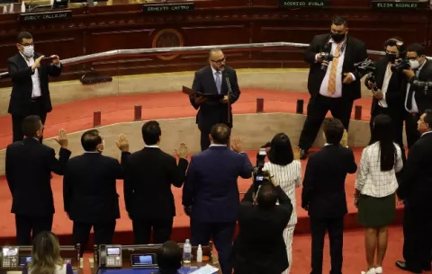 Nueva Asamblea salvadoreña destituye a funcionarios enfrentados a Nayib Bukele