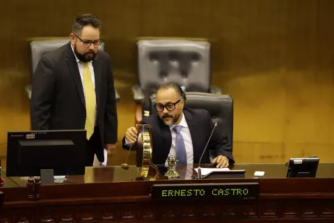 Hijo de Jair Bolsonaro aplaude destitución de magistrados en El Salvador