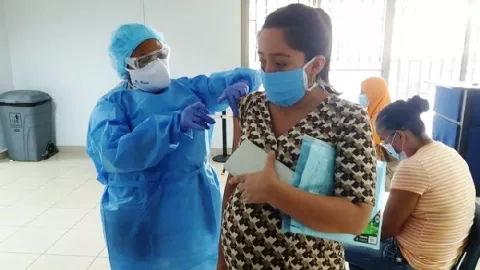 Embarazadas solo deben presentar su tarjeta de control prenatal para ser vacunadas contra la covid-19