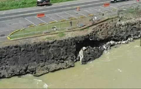 Carro cae a las aguas del Canal de Panamá; conductor resulta ileso