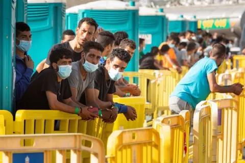 La carrera de obstáculos de los migrantes irregulares por la vacuna en España