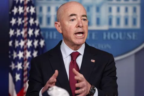 El Gobierno de Biden comienza a reunir a las familias migrantes separadas 