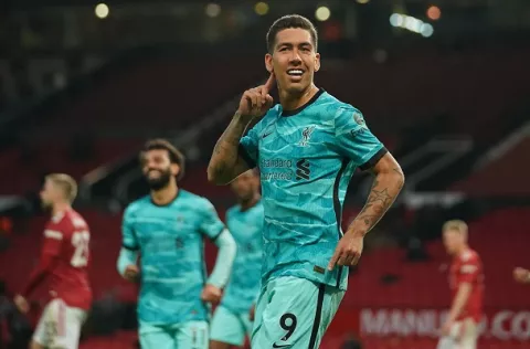 Liverpool impulsa sus aspiraciones europeas con una victoria sobre el Manchester United