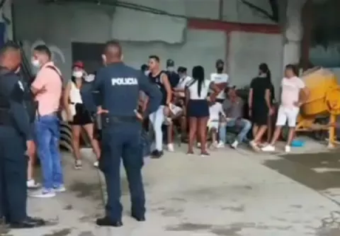 Detienen a 15 personas en una gallera clandestina en Pedregal
