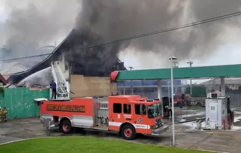 [VIDEO] Bomberos batallan para controlar incendio en un local situado al lado de una gasolinera en Transístmica