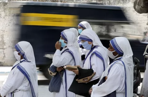 La India sufre un nuevo récord de muertes por la covid-19 con casos al alza