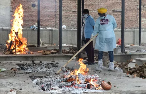 La India registra nuevo récord de muertes por covid-19 en segunda ola de contagios