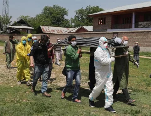 La vacunación se ralentiza en una India falta de dosis para doblegar a la ola