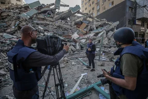 Segunda madrugada de intensos bombardeos israelíes sobre Gaza