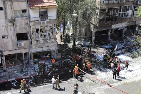 Israel bombardea otra torre en Gaza, sede de agencias de noticia internacional