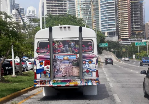 Imagen de Jerusalén recorre las calles de Panamá en puerta trasera de autobús