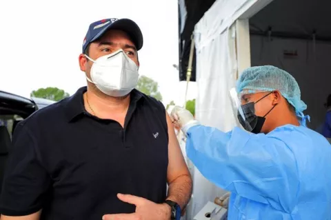 Vicepresidente José Gabriel Carrizo recibe segunda dosis de AstraZeneca contra la covid-19