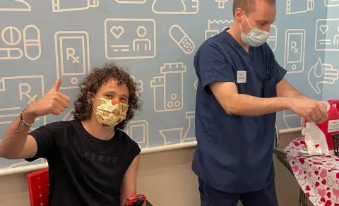 Luisito Comunica después de la vacunación contra la covid-19: 'Ya traigo el chip 5G'