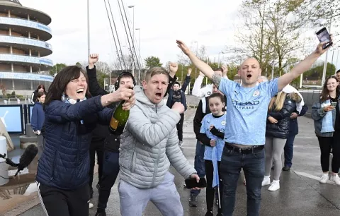 Leicester derrota al United y hace campeón al Manchester City