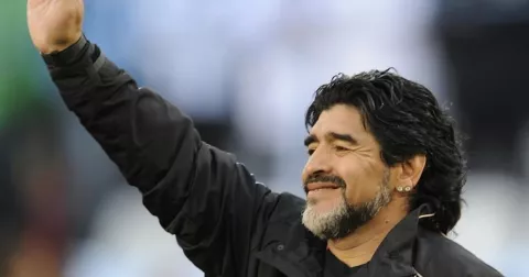 Hermanas de Maradona exigen justicia, tras conocerse informe médico sobre su muerte