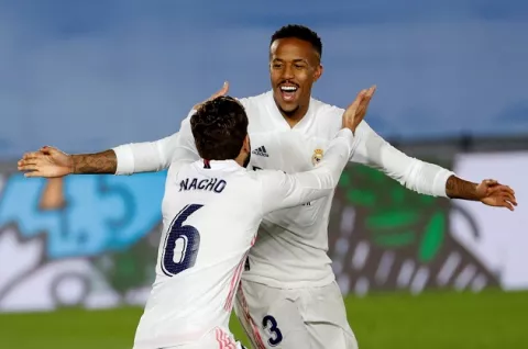De la mano de Militao, el Real Madrid se aferra a la Liga