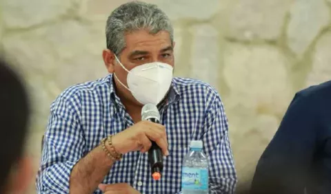 Ministro Luis Sucre asegura que no autorizó entregar vacunas a la Asamblea Nacional