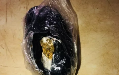 Sorprenden a mujer que transportaba presunta droga en sus partes íntimas