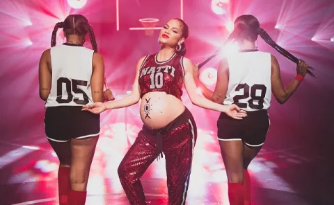 Natti Natasha se presenta con 39 semanas de embarazo en 'The Tonight Show'