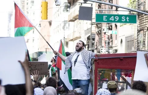 Manifestantes proisraelíes y propalestinos se enfrentan en Nueva York