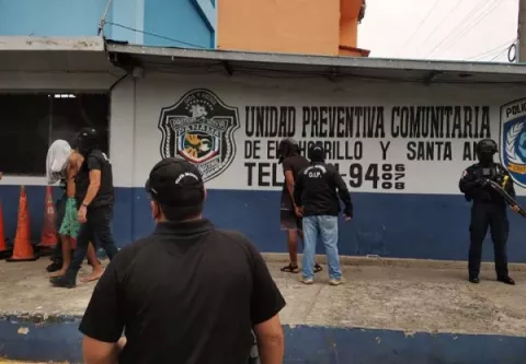 Utilizaban página web sexual para extorsionar; capturan a cinco implicados