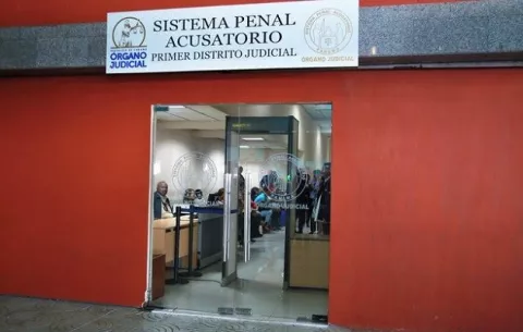 Padres que ingresaron al casino y dejaron a sus hijos en el auto deben recibir atención psicológica