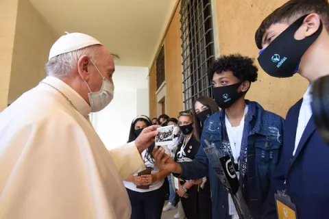 El papa Francisco se reúne con jóvenes panameños en la sede vaticana de Scholas Ocurrentes en Roma 