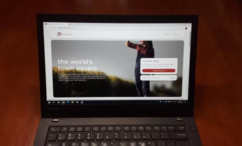 La polémica red social Parler vuelve a estar disponible en la App Store 